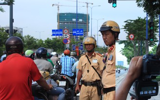 CSGT dừng xe quá tốc độ trên đường Mai Chí Thọ: Lái xe tăng tốc va trúng
