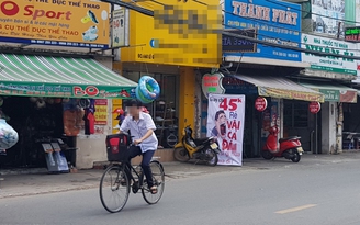 Treo biển bán hàng cực sốc, quản lý hiệu giày nói chỉ là ‘chương trình quảng cáo’