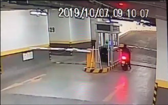 [VIDEO] Ngang nhiên vào hầm chung cư trộm xe PCX vượt thẳng chắn barie chạy mất