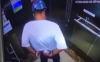[CLIP] Người đàn ông 'chôm' chai nước rửa tay ở thang máy chung cư