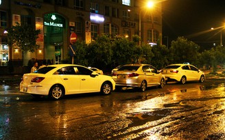 Người Sài Gòn bất ngờ bởi cơn mưa cả tối qua, đầu năm mưa liệu có bất thường?