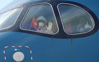 Phi hành đoàn tình nguyện sang Nga đưa người Việt nhiễm Covid-19 về nước