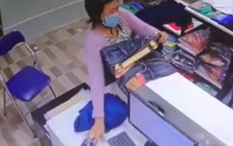 CLIP: Nữ chủ shop nhắc mọi người cẩn thận vì khách chôm điện thoại trong tích tắc