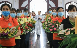 Buổi thánh lễ đặc biệt của 1.200 ‘thiên sứ’ chưa kịp khóc chào đời: Bình an, cõi vô thường