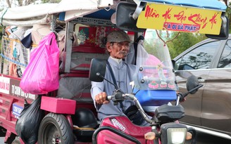 Cụ ông chở quần áo 0 đồng tặng người nghèo Sài Gòn: ‘Người ta nói tôi điên’