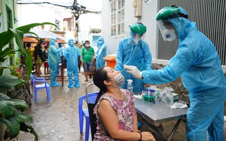 Người dân ở hẻm Hội thánh truyền giáo Phục Hưng xét nghiệm Covid: 'Một ngày quá nhiều ca nhiễm'