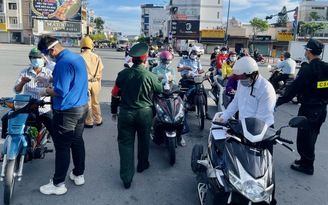 Chốt kiểm soát TP.HCM sáng 26.7: 'Không phải xe nào nói đi chở gạo cũng được'