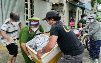 Công an TP.HCM mang cá tươi tặng tận nhà, cả nhà thất nghiệp nấu liền bữa tối