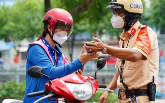 CSGT tuần tra lưu động, người dân TP.HCM trình thẻ xanh, thẻ vàng là được đi