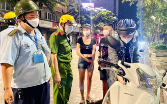TP.HCM: Công an phường giải tán nhóm đông người không đảm bảo 5K ở phố đi bộ Nguyễn Huệ