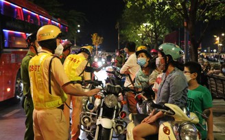 CSGT TP.HCM xử phạt người đi xe dừng, đậu ở Phố đi bộ Nguyễn Huệ đêm Halloween
