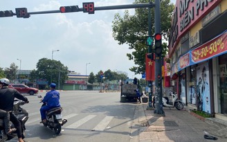 Cho xe máy được đi thẳng khi đèn đỏ ở giao lộ Phạm Văn Đồng - Kha Vạn Cân