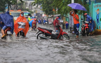 Người dân TP.HCM lội nước ngập, kẹt xe sau cơn mưa trái mùa giờ tan tầm