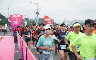 Hàng ngàn du khách TP.HCM đi tour Đà Lạt chạy bộ quanh Hồ Xuân Hương