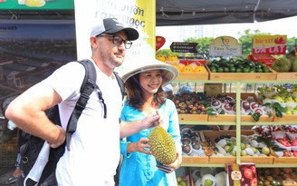 Tuần lễ trái cây 'Trên bến dưới thuyền' Bến Bình Đông: Ngày đầu nhộn nhịp mua sắm
