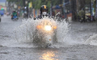 TP.HCM chiều tối mưa to khu trung tâm, dự báo một số tuyến đường có thể ngập