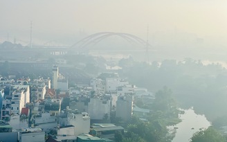 Sáng nay TP.HCM xuất hiện sương mù dày đặc, người dân thích thú 'tưởng ở Đà Lạt'