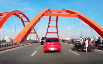 Thấy CSGT, nhiều xe máy chạy làn ô tô trên cầu Bình Lợi vội... quay đầu