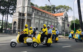 Ấn tượng dàn xe vespa chở khách quốc tế đi city tour TP.HCM, thăm phố lồng đèn