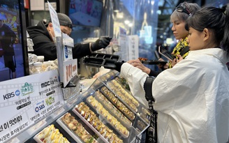 'Du hành quá khứ' tại chợ ẩm thực mua món ăn bằng đồng xu cổ Hàn Quốc
