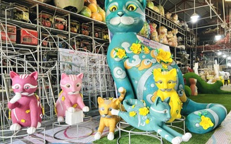 Ngắm linh vật mèo ở đường hoa Nguyễn Huệ Tết Quý Mão cao 4,5 m