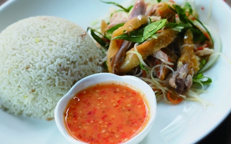 Thưởng thức cơm gà đa vị ở Hà Nội
