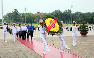 Đoàn đại biểu thanh niên Trung Quốc vào lăng viếng Chủ tịch Hồ Chí Minh
