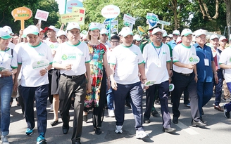 Thủ tướng Nguyễn Xuân Phúc đi bộ phát động phong trào chống rác thải nhựa
