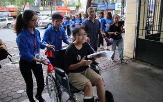 Thi THPT quốc gia 2019: Nhiều thí sinh ngồi xe lăn đến dự thi