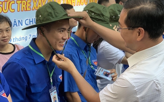Người trẻ rạng rỡ trong lễ xuất quân sang hoạt động tình nguyện tại Lào