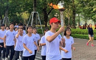 Ngọn lửa thiêng 'Tôi yêu Hà Nội' bùng lên từ tượng đài vua Lý Thái Tổ