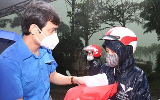 Đội mưa trao quà cho công nhân khó khăn mùa dịch ở 'Gian hàng san sẻ yêu thương'