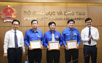 5 cán bộ T.Ư Đoàn được trao Kỷ niệm chương Vì sự nghiệp giáo dục