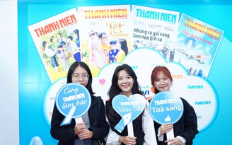Bạn trẻ hào hứng 'check-in' gian trưng bày Báo Thanh Niên tại Hội Báo toàn quốc 2022