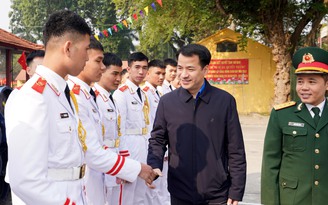 Anh Ngô Văn Cương chúc tết cán bộ, chiến sĩ bảo vệ Lăng Chủ tịch Hồ Chí Minh