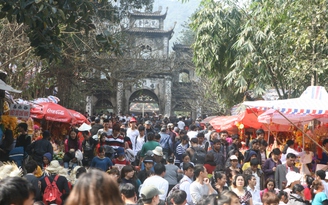 Chùa Hương đón hơn 5 vạn du khách trong ngày khai hội