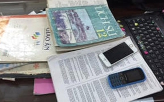 Hai người dùng điện thoại đọc Sử cho thí sinh: Không phải lần đầu vi phạm