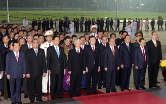 Đại biểu Đại hội 12 vào Lăng viếng Chủ tịch Hồ Chí Minh