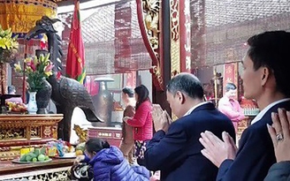 Tạm đình chỉ một số công chức Kho bạc Nam Định đi lễ chùa giờ hành chính