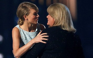 Taylor Swift nghẹn ngào khi được mẹ trao giải âm nhạc