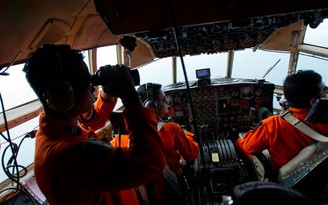 Vụ máy bay AirAsia mất tích: Chờ đợi trong vô vọng