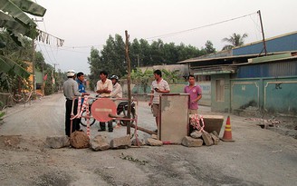 Người dân lại rào đường chặn xe tải chở đá
