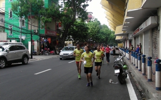 Giải điền kinh trẻ quốc gia 2015: VĐV khởi động trong... tiếng còi xe