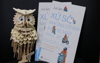 Nhà văn Đức… 'sốc' khi viết 'Những cô gái đi xe máy mặc áo khoác hoa'