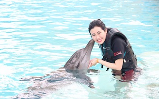 Top 9 Hoa hậu Du lịch Quốc tế Emily Hồng Nhung đón sinh nhật bên cá heo