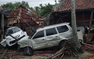 Sóng thần tàn phá Indonesia, hơn 200 người chết