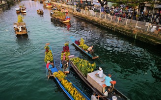 Chợ hoa trên bến dưới thuyền