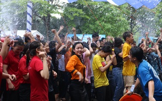 Sinh viên 'quẩy' tưng bừng trong lễ hội té nước