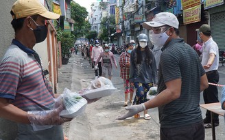 Lo bữa ăn giúp người khó: Tình thương đem về muôn nơi