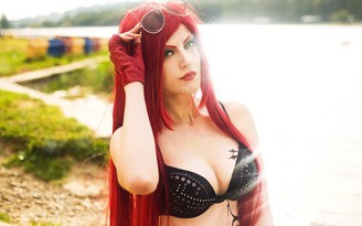 LMHT: Cosplay Katarina Tiệc Bể Bơi khoe 'siêu vòng một'